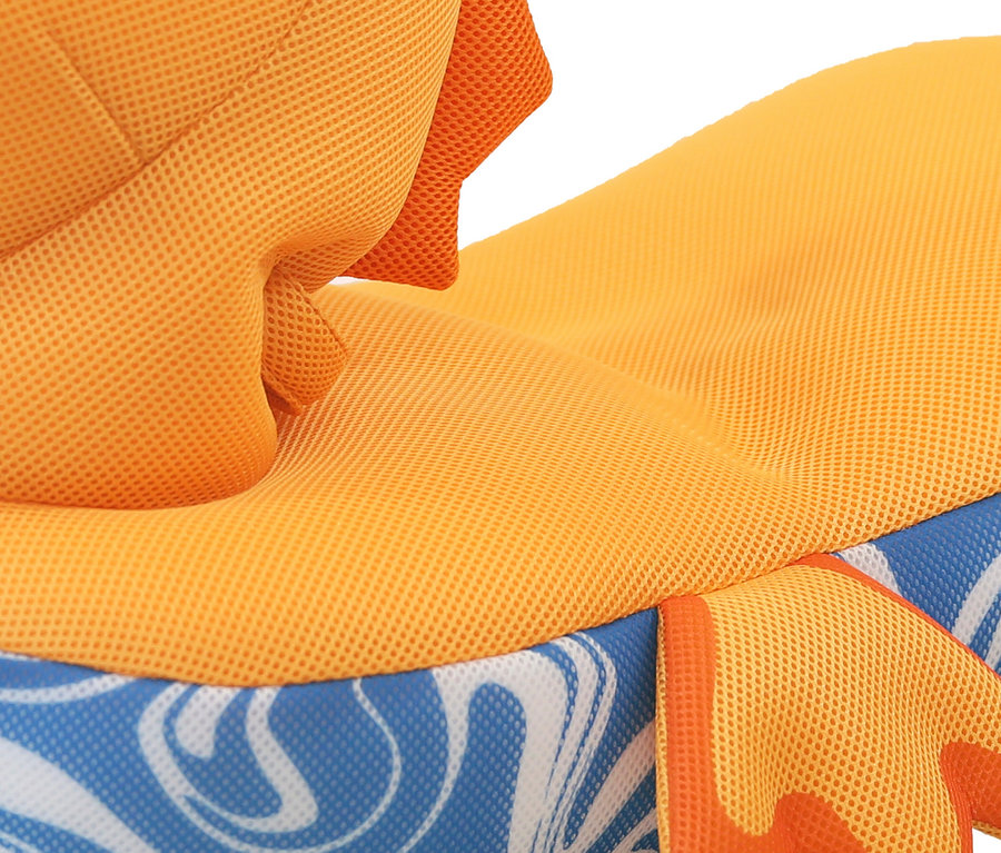 Detailansicht eines gelben und orangefarbenen Stoffes mit blau-weißem Muster.