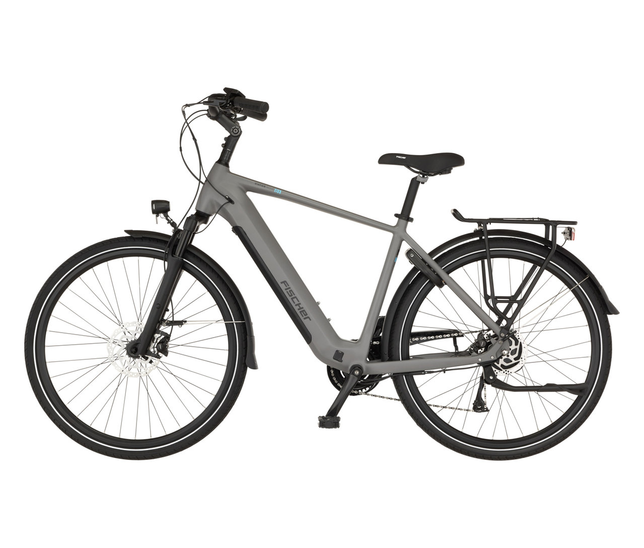 Graues FISCHER Trekking-E-Bike VIATOR MOVE mit großem Diamant-Rahmen steht seitlich mit Gepäckträger und schwarzen Reifen da.