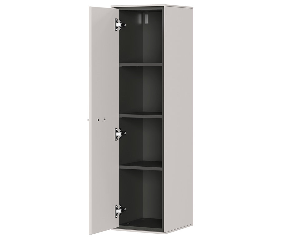 Ein grauer Hochschrank mit offener Tür und drei Regalböden ist vor einem weißen Hintergrund zu sehen.