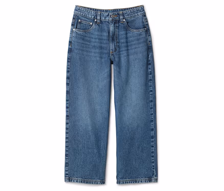 Eine einzelne, hellblaue Jeans mit weitem Bein liegt auf einem weißen Hintergrund.