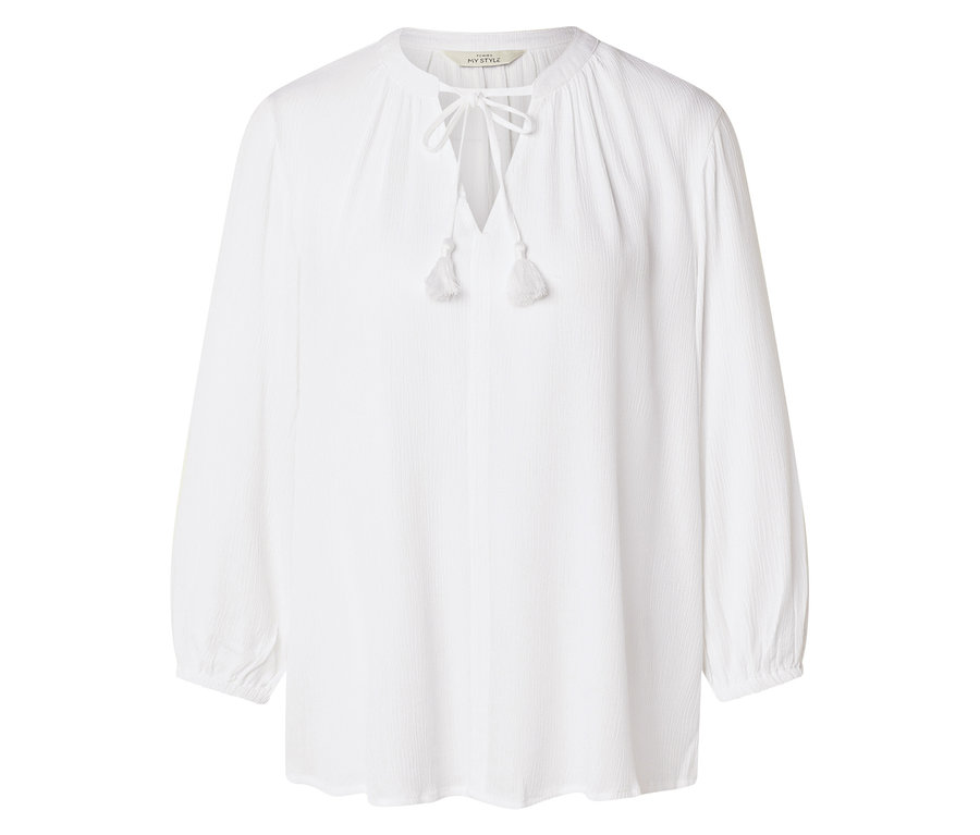 Ein weißes, langärmeliges Hemd mit Schnürung und Quasten ist vor einem weißen Hintergrund zu sehen.