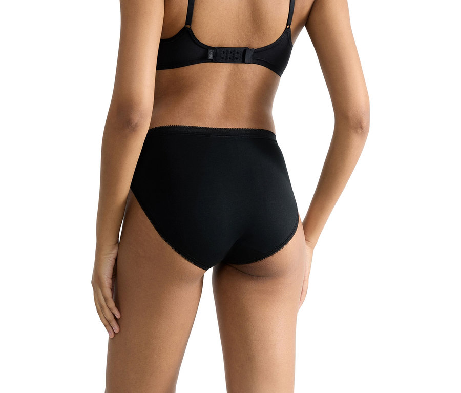 Nahaufnahme einer Frau von hinten, die einen schwarzen BH und eine schwarze Baumwollunterhose trägt.