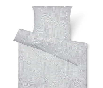 Bettwäsche-Set mit geometrischem Muster in Grau und Weiß, bestehend aus einem Kissenbezug, einer Bettdecke und einer Rolle.