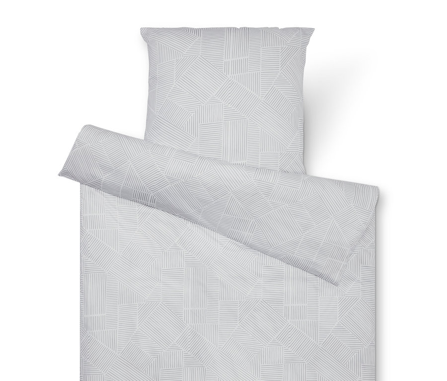 Bettwäsche-Set mit geometrischem Muster in Grau und Weiß, bestehend aus einem Kissenbezug, einer Bettdecke und einer Rolle.
