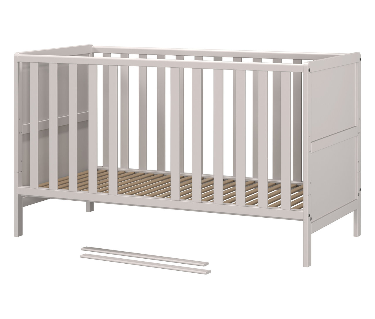 Ein graues Kinderbett mit Holzlattenboden steht im Raum. Zwei graue Leisten liegen davor auf dem Boden.