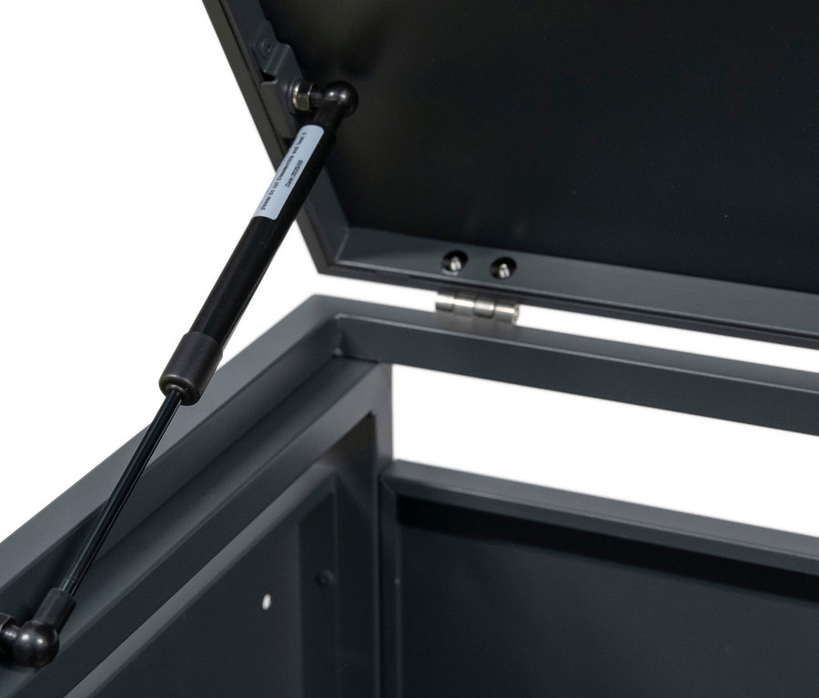 Nahaufnahme eines geöffneten, grauen Metallbehälters mit einem Dämpfer