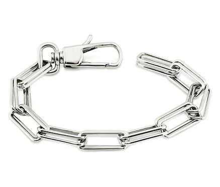 Nahaufnahme eines rhodinierten 925er Sterlingsilber-Gliederarmbands mit Karabinerverschluss.