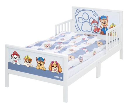 Weißes Kinderbett mit Paw Patrol Figuren auf Kopf- und Fußteil und blau-weiß gestreifter Bettwäsche.
