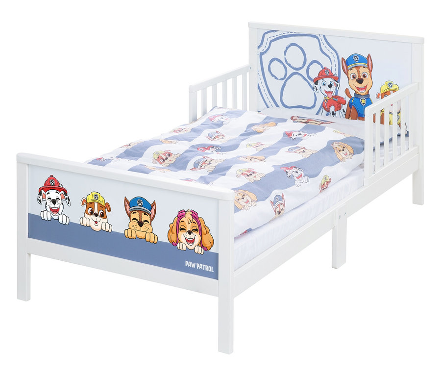 Weißes Kinderbett mit Paw Patrol Figuren auf Kopf- und Fußteil und blau-weiß gestreifter Bettwäsche.