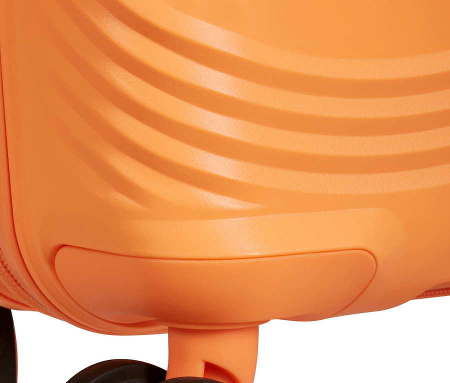 Detailaufnahme eines orangefarbenen American Tourister Koffers, der die Räder und die Textur des Koffers zeigt.