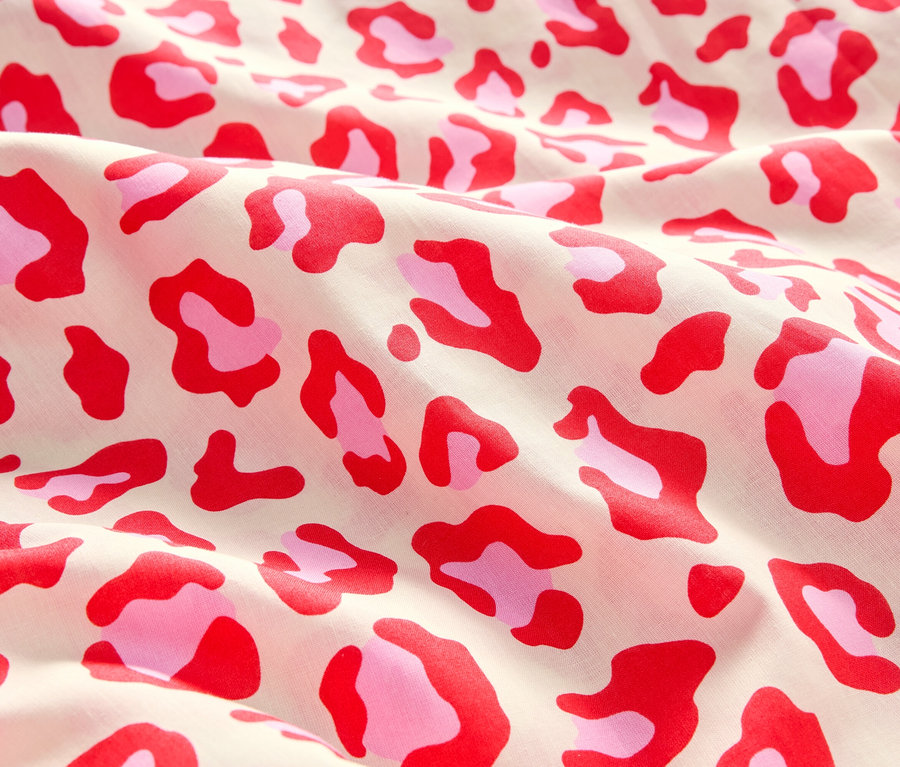 Nahaufnahme von Stoff mit roten und rosa Leopardenmuster.