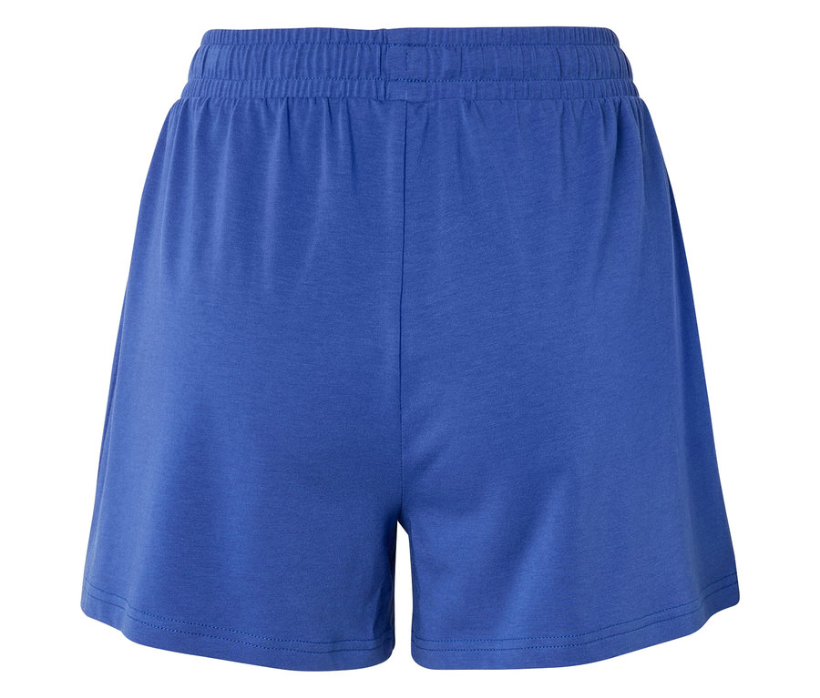 Nahaufnahme von kurzen, locker sitzenden, blauen Shorts mit elastischem Bund.