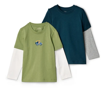 Zwei Kinder-T-Shirts mit langen Ärmeln, eines olivgrün mit einem Auto-Motiv und eines dunkelblau mit grauen Ärmeln.