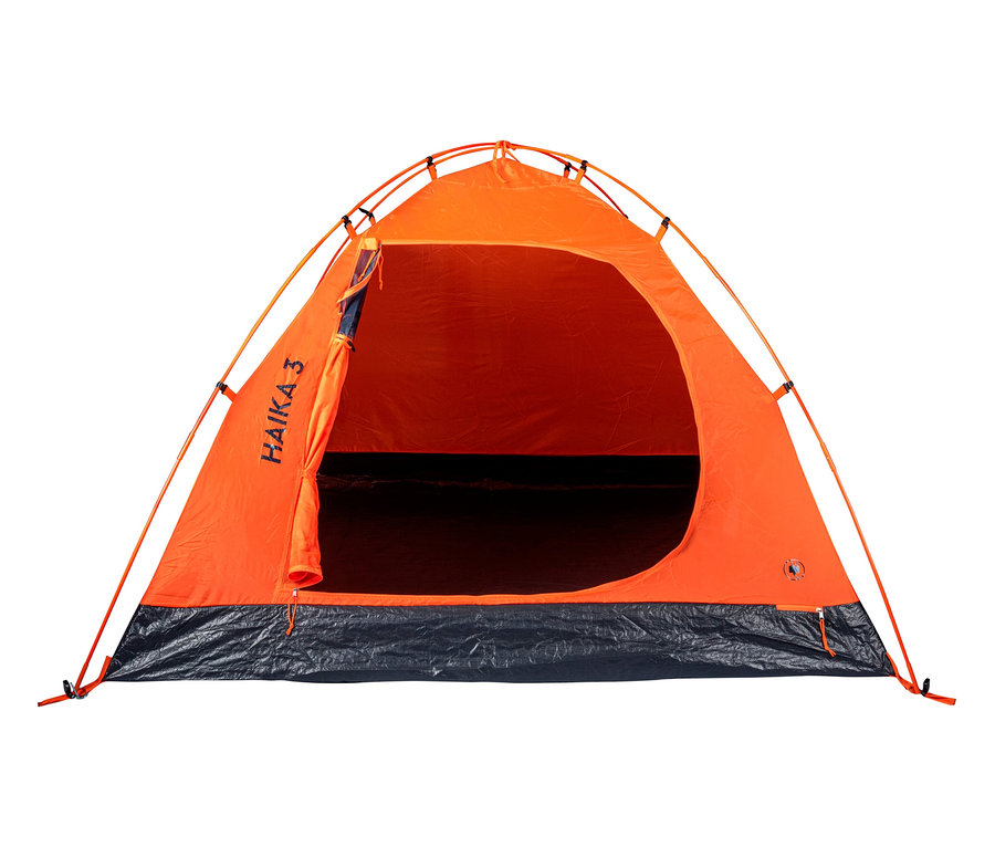 Das orange Tambu »HAIKA 3« 3 Personen Kuppelzelt steht mit geöffnetem Eingang.