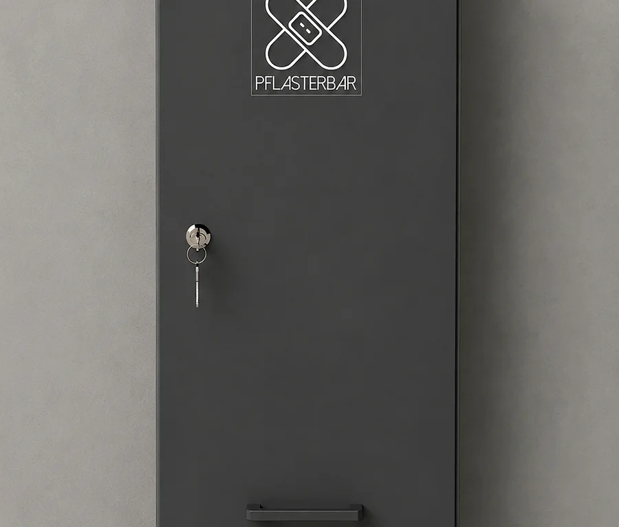 Dunkelgrauer Wandschrank mit weißem Logo aus zwei gekreuzten Pflastern und dem Text „PFLASTERBAR“, einem Schlüssel im Schloss und einem Griff.