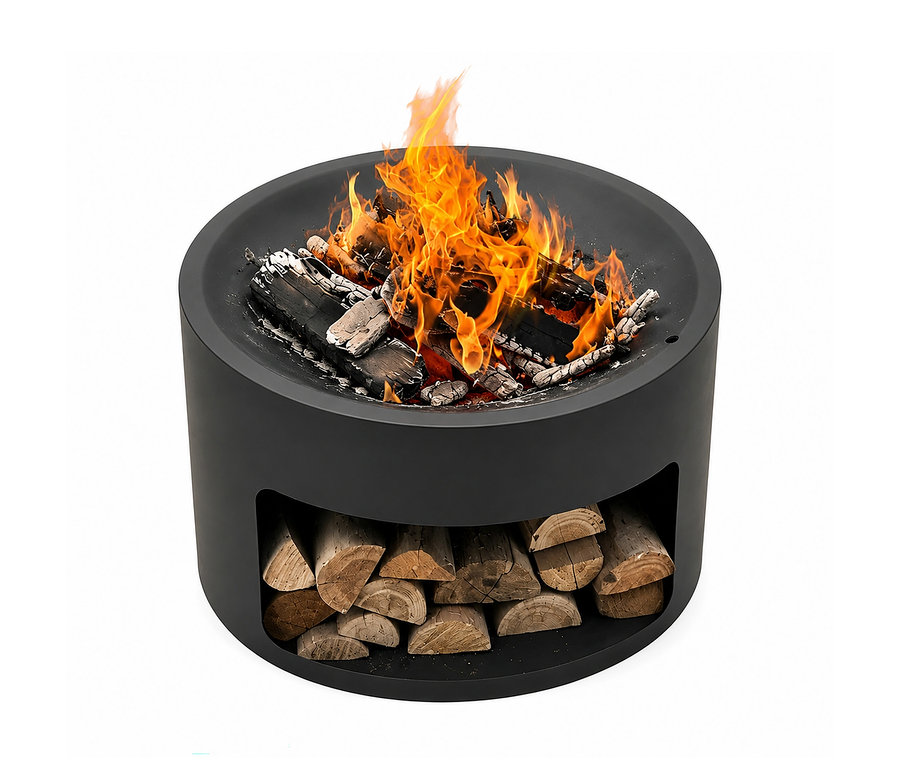 Schwarze Garten-Feuerschale mit Holzlager, oben brennt ein Feuer mit Holzscheiten, unten sind Holzscheite gestapelt.