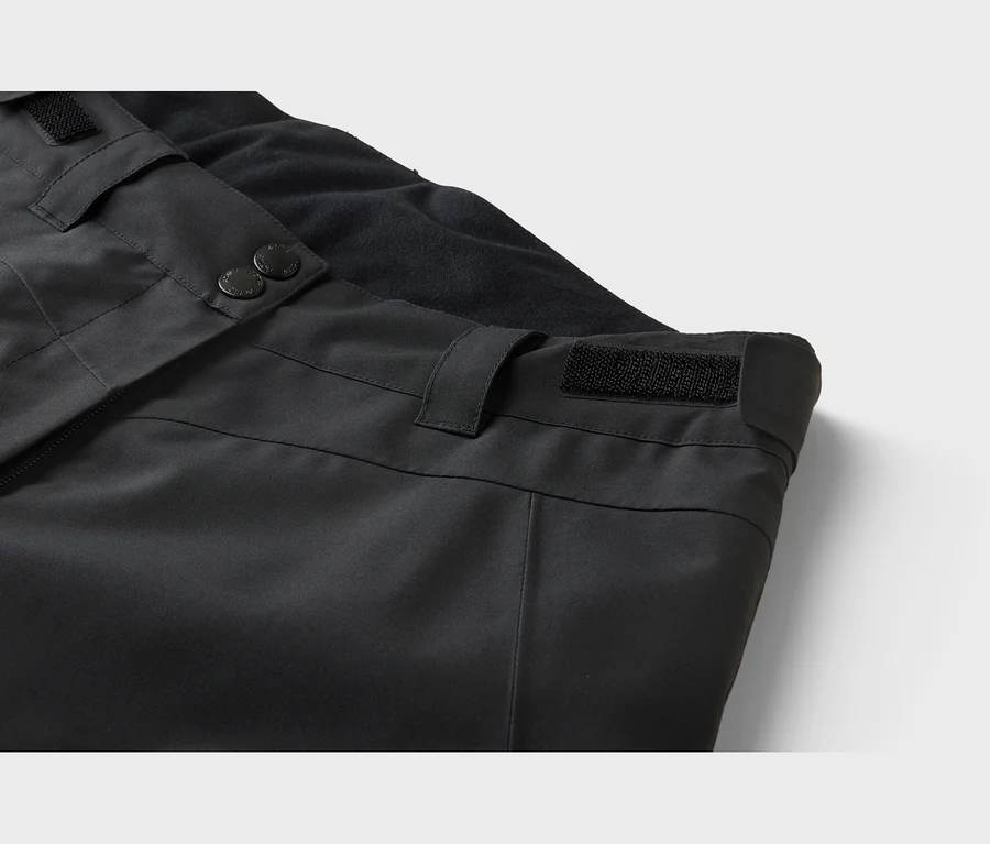 Schwarze Hose mit Druckknöpfen, Reißverschluss, Klettverschluss zur Bundweitenregulierung und Fleecefutter am Bund.