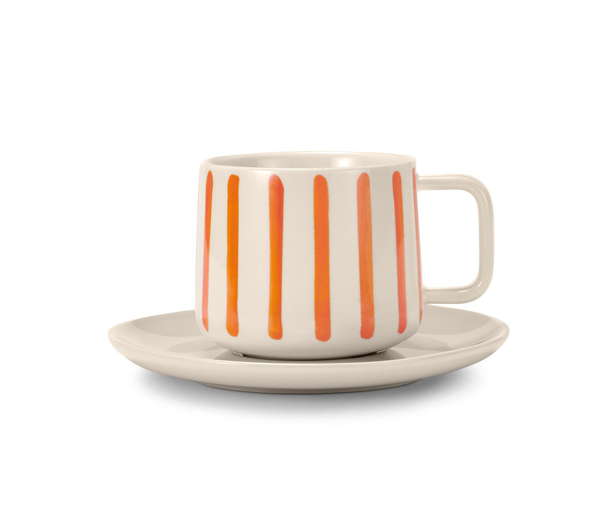 Eine weiße Tasse mit orangenen Streifen steht auf einer Untertasse.