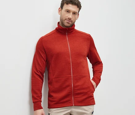 Mann trägt rote Funktionsjacke.