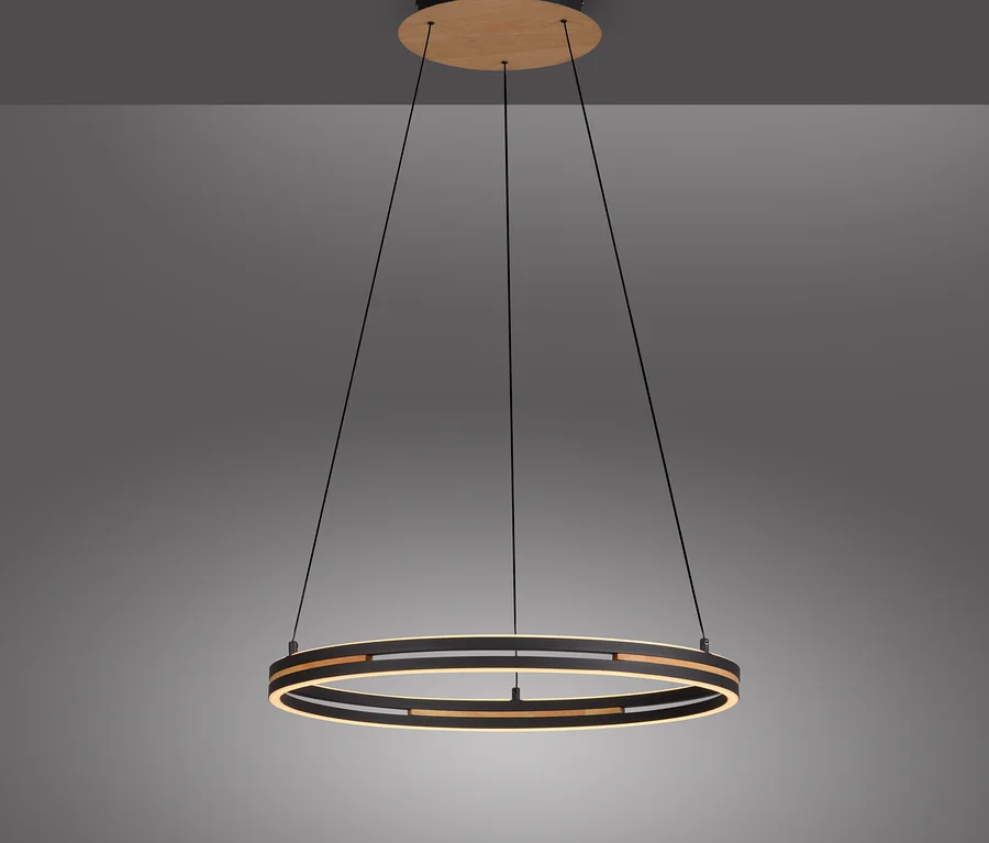 Kreisförmige Pendelleuchte mit schwarzem Rahmen und Holz-Akzent, die Licht von ihren Rändern abstrahlt und an Drähten von einer schwarzen und hölzernen Deckenhalterung hängt.