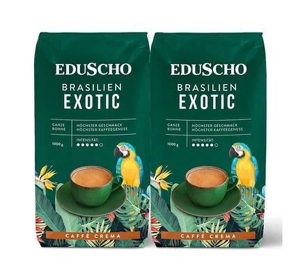 Zwei Packungen EDU CC Brasilien 1000g GB und eine Tasse Kaffee.