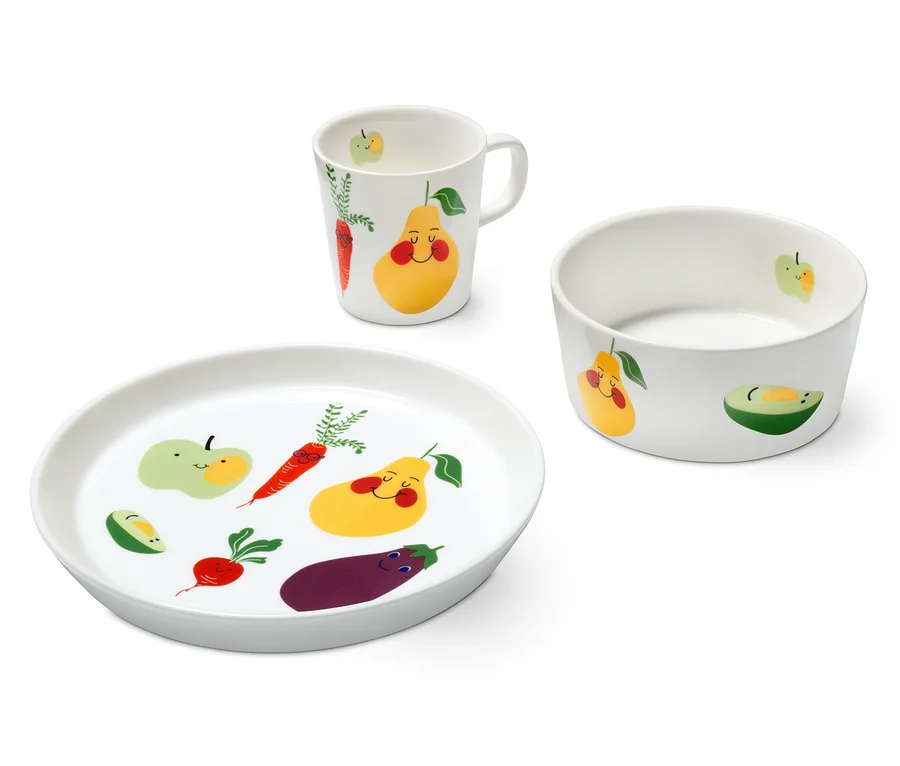 Ein 3-teiliges Kinder-Geschirr-Set mit Gemüse- und Obstmotiven.