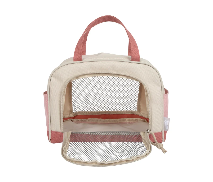 Beige-rosa Tragetasche aus dem small foot Plüschhund mit Tasche und Pflege-Set, mit geöffnetem Netzfenster und Griffen.