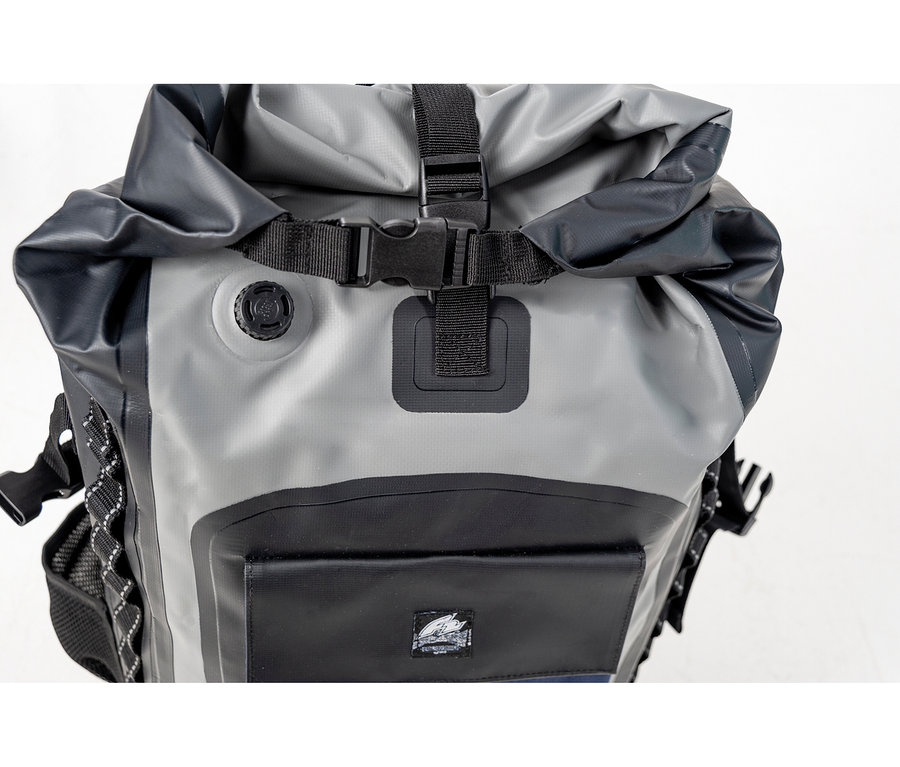 Nahaufnahme eines grau-schwarzen Rucksacks mit Rollverschluss und schwarzem Gurtband mit Schnalle.