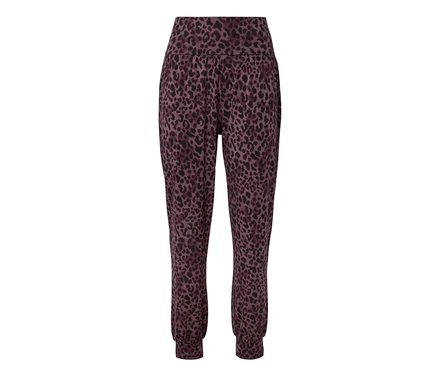 Lila Jogginghose mit schwarzem Leopardenmuster, hoher Bund und elastische Bündchen.