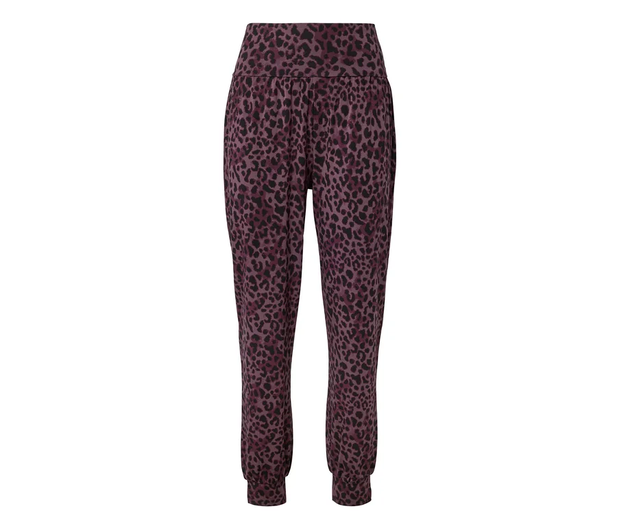Lila Jogginghose mit schwarzem Leopardenmuster, hoher Bund und elastische Bündchen.