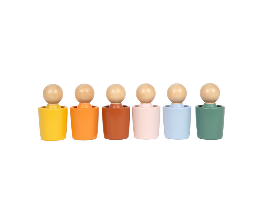 Sechs bunte Holzfiguren des small foot Montessori-Bundle 1, jeweils mit Holzkopf und zylindrischem Körper in Gelb, Orange, Braun, Rosa, Hellblau und Dunkelgrün.