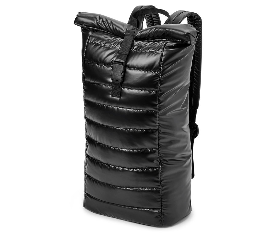 Ein schwarzer, gesteppter Rucksack mit Rollverschluss und schwarzem Riemen auf weißem Hintergrund.