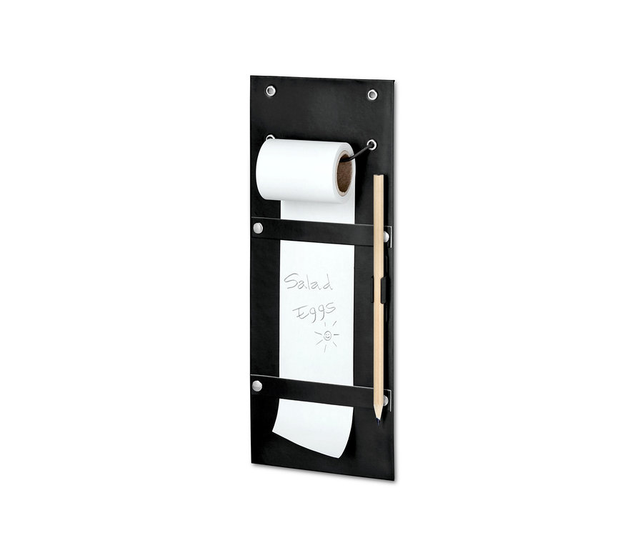 Schwarzer Notizrollenhalter mit weißer Papierrolle, Stift und Notizen.