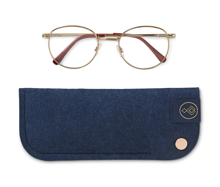 Eine Lesebrille liegt zusammen mit einem blauen Etui auf weißem Grund.