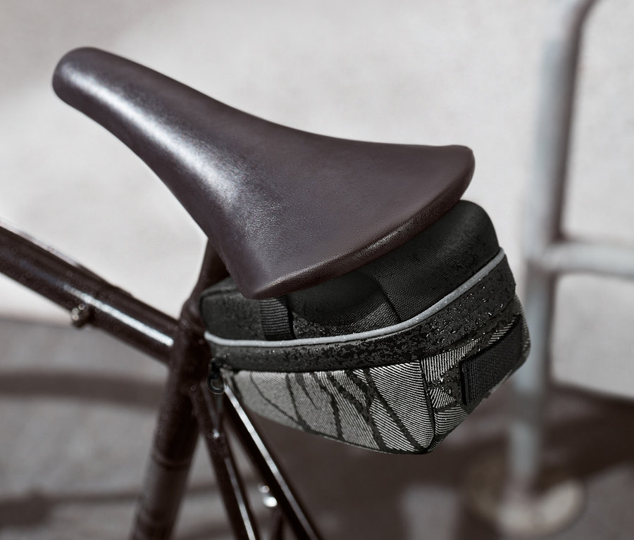 Schwarze Fahrrad-Satteltasche am Fahrrad befestigt.