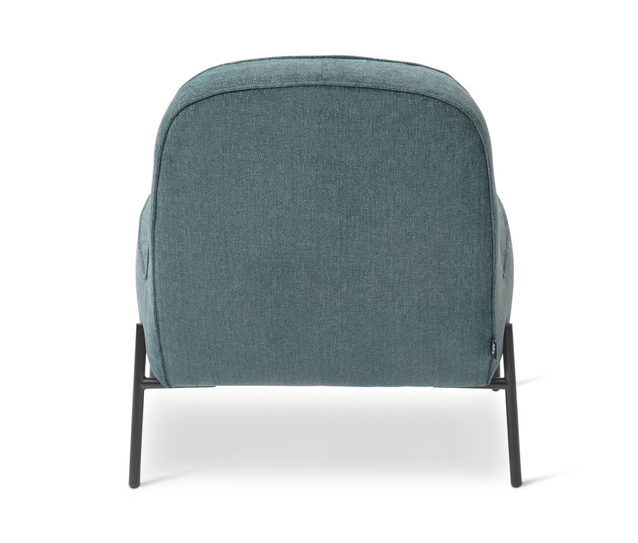 Rückansicht eines blauen Sessels mit Fußhocker.