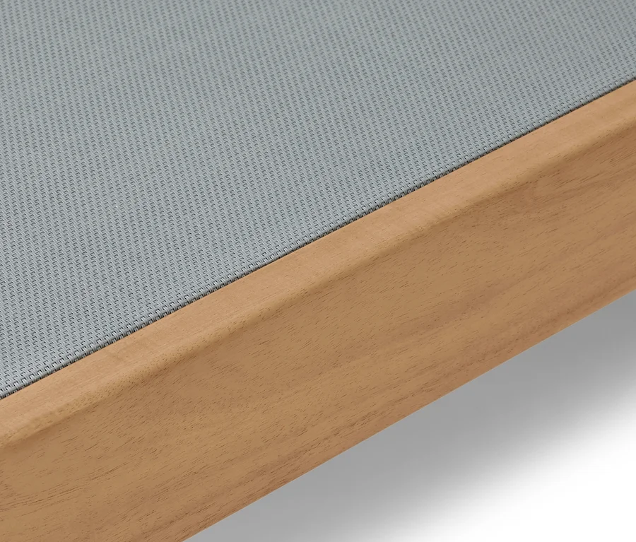 Detailansicht einer Liege »Lenja« mit ausziehbarem Tabletttisch.