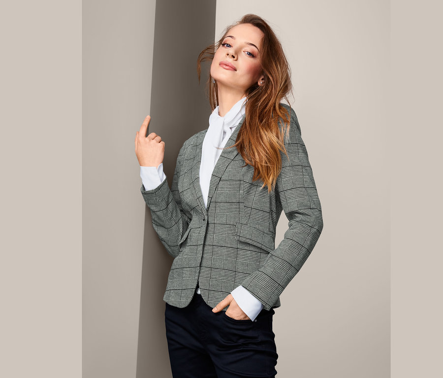 Frau posiert im Sweatblazer.