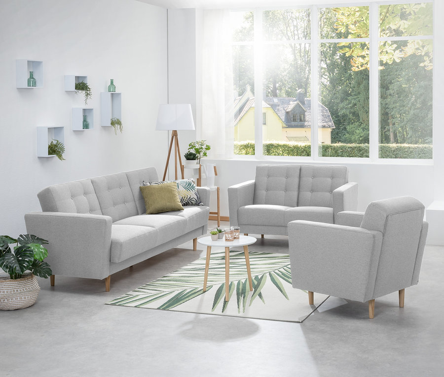 Wohnzimmer mit hellgrauem 3-Sitzer-Schlafsofa, 2-Sitzer-Sofa und Sessel »Janny« von Max-Winzer®.