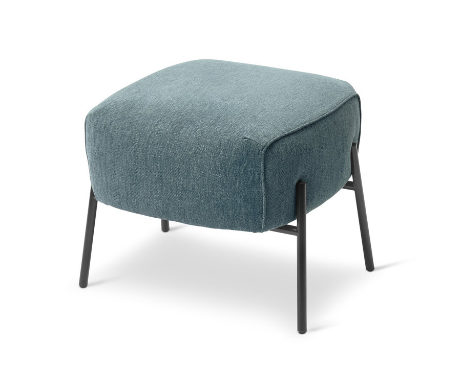 Blauer Sessel mit Fußhocker auf weißem Hintergrund.