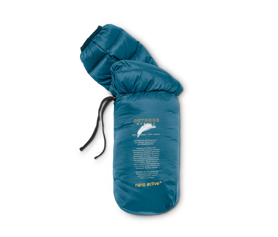 Eine blaue Daunenjacke ist in einem Beutel mit Kordelzug verpackt.