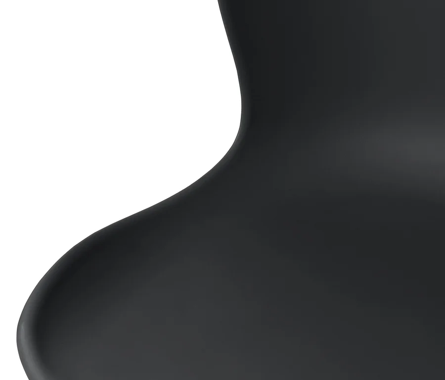 Detailaufnahme eines schwarzen Schalenstuhls aus recyceltem Kunststoff.