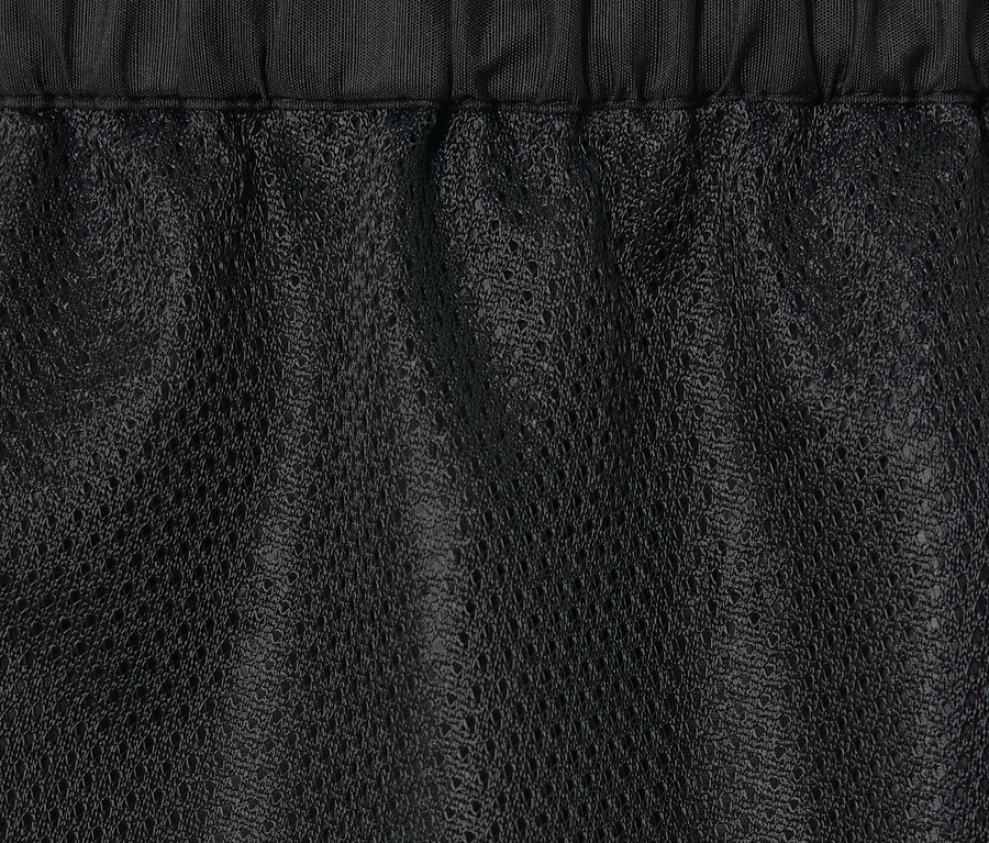 Detailaufnahme einer schwarzen High-Tech-Regenhose.