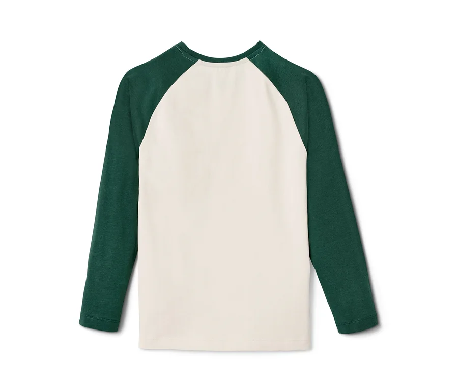 Detailaufnahme von zwei Longsleeves. Die Longsleeves haben einen cremefarbenen Körper und grüne Ärmel.