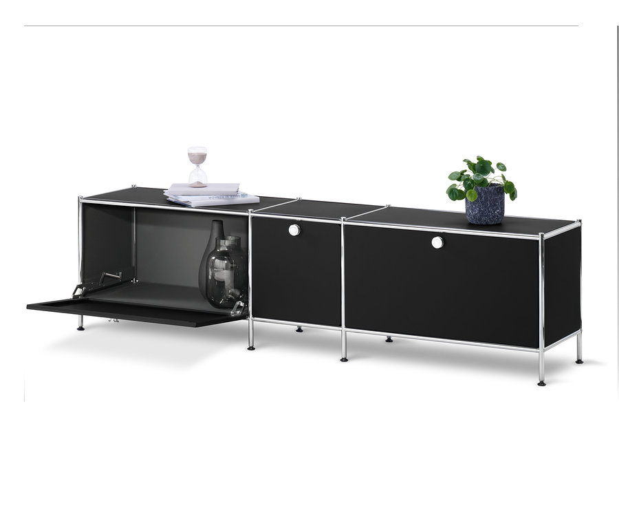 Schwarzes Lowboard »CN3« mit 3 Klappen, eine davon geöffnet.
