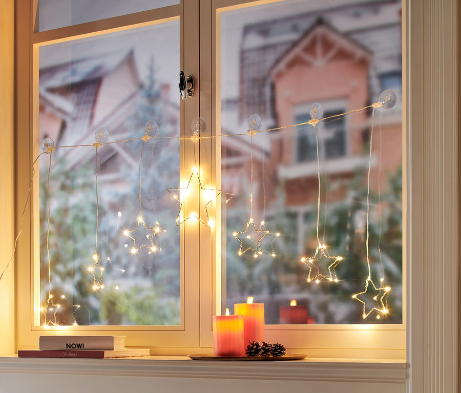 LED-Lichtvorhang hängt am Fenster.