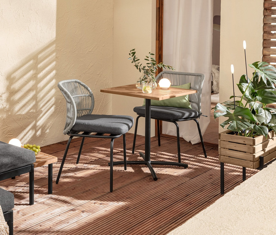 Einrichtung eines Balkons mit flexiblem Balkon-Lounge-Set »Elin«, Balkontisch, Stühlen mit Textilgeflecht, 2 Outdoor-Kissen, Pflanzkasten und 2 Solar-Leuchtstäben.