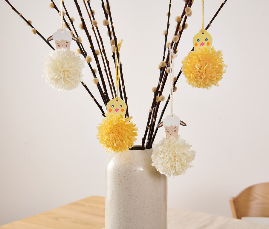 Kätzchenweidenzweige in Vase mit hängenden Oster-Pompons, Oster-Pompon-Bastel-Set.