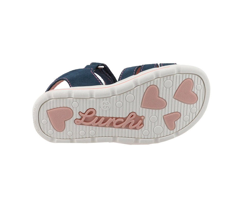 Sohle einer marineblauen Lurchi Sandale mit rosa Herzen.