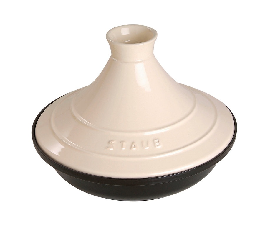 Ein cremefarbener STAUB Gusseisen-Tajine mit 28 cm Durchmesser.